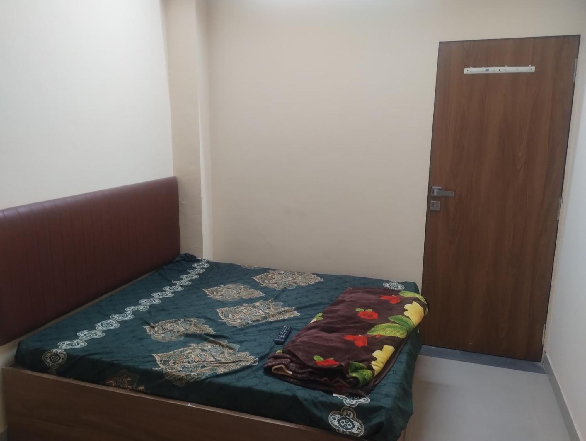 Hotel Metro Althan Surat Esterno foto